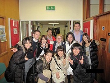 カーディフ大学の学生と