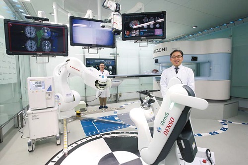 これが近未来の手術室「Hyper SCOT」。開発の中心人物・村垣善浩教授（右）と岡本淳講師（左）。