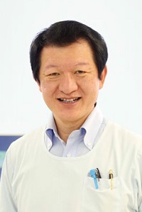 新生児呼吸器疾患のプロフェッショナルとして知られる長谷川久弥教授。