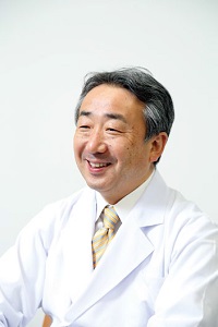 加齢黄斑変性診療の第一人者、飯田知弘教授。
