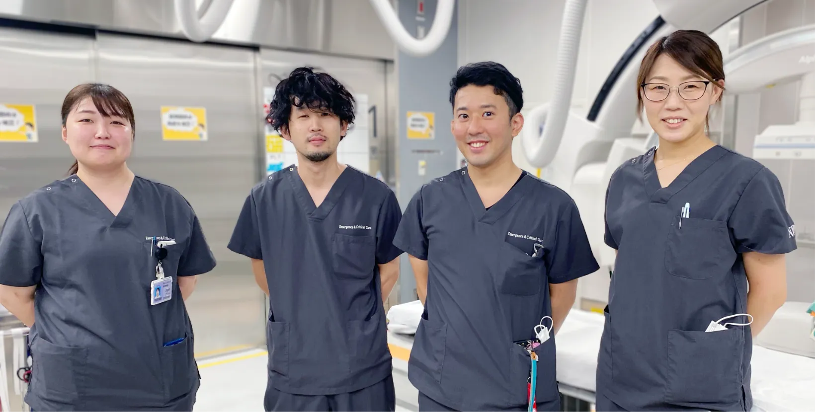 画像:看護師がパソコンを見ながら話している