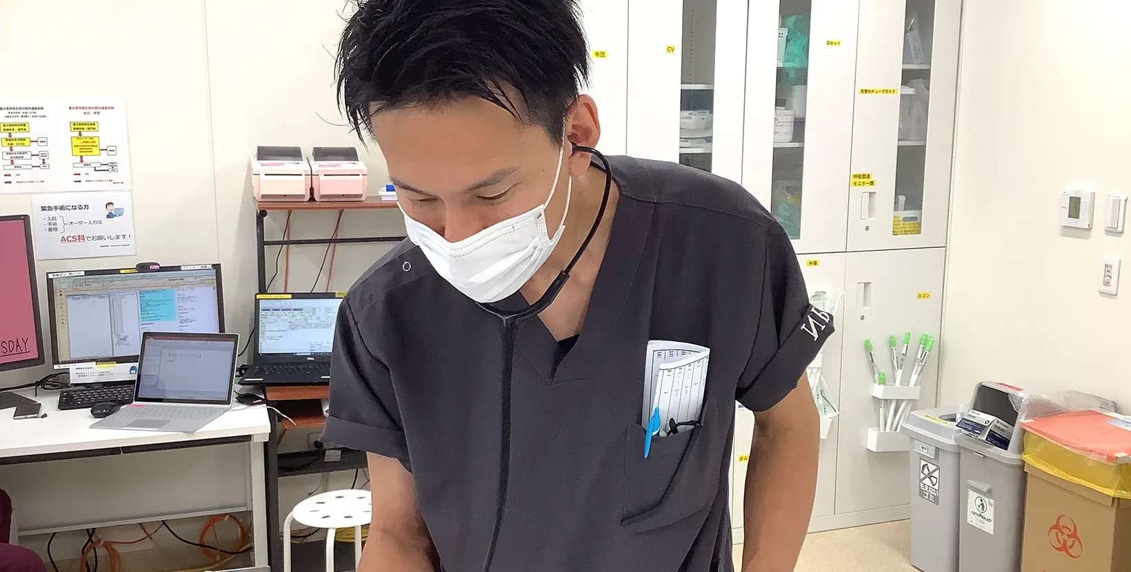 画像:看護師がパソコンを見ながら話している