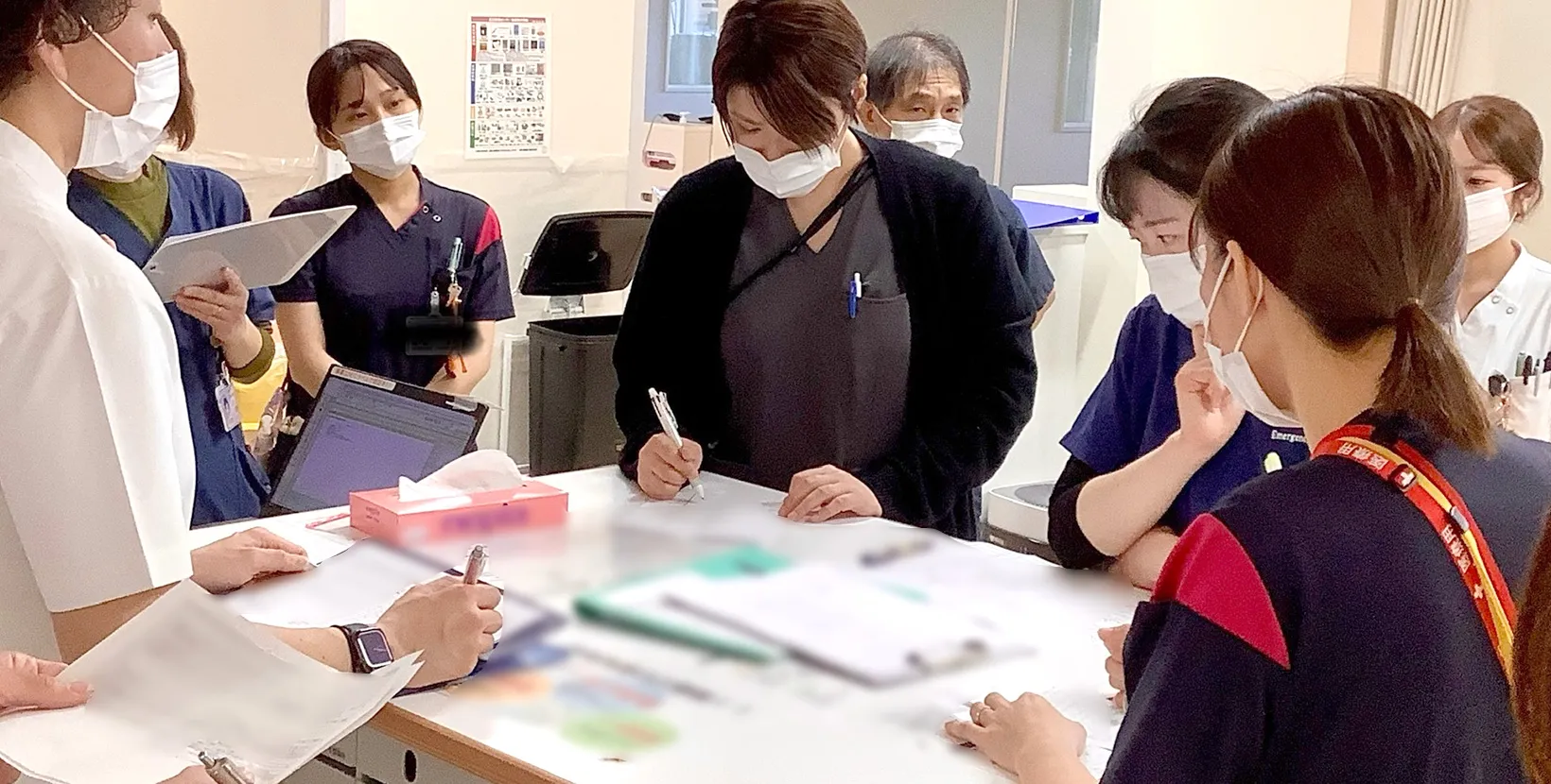 画像:看護師がパソコンを見ながら話している