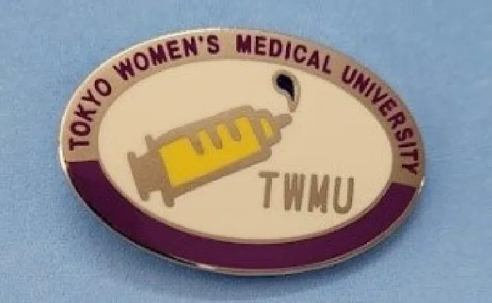 画像:TOKYO WOMENS MEDICAL UNIVERSITYのバッジ