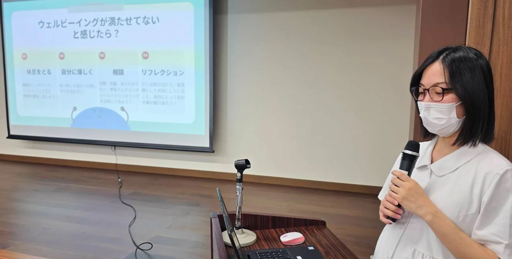 画像:救急看護の看護師が救急車の前に立っている