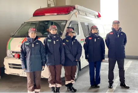 画像:救急看護の看護師が救急車の前で立っている