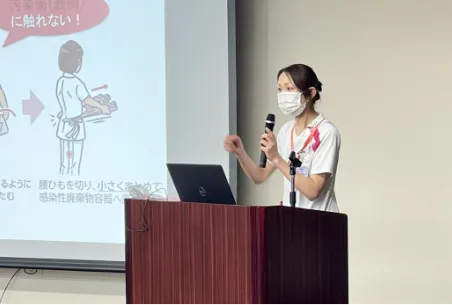 画像:感染管理の看護師が講習している