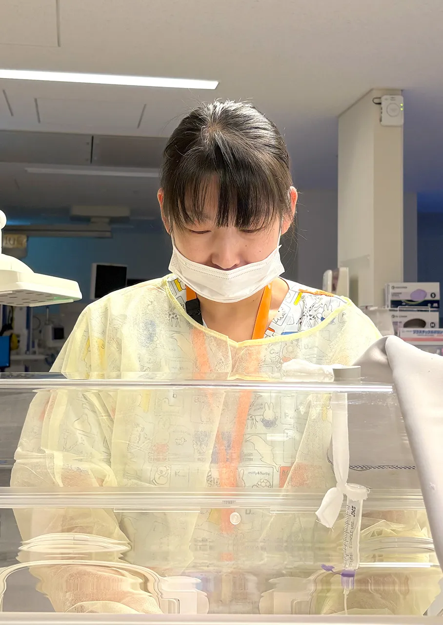 画像:新生児集中ケアの看護師
