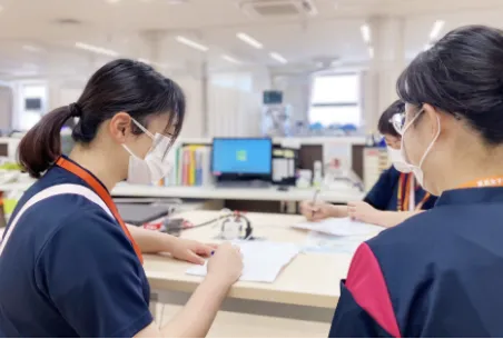 画像:脳卒中リハビリテーションの看護師が打ち合わせをしている