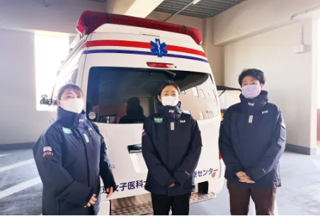 画像:救急看護の看護師が救急車の前に立っている