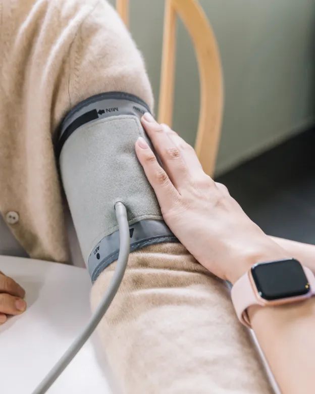 受け答えする看護師