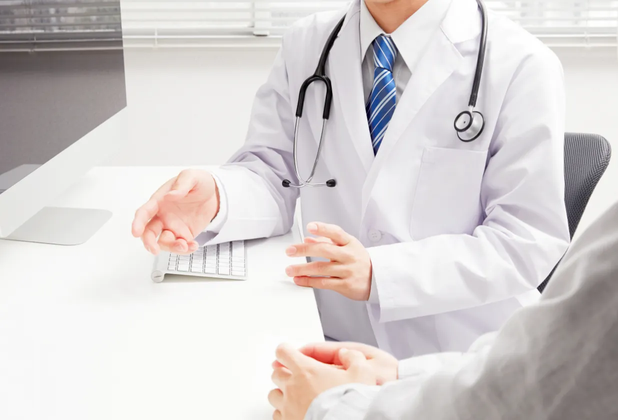 診療を受ける男性