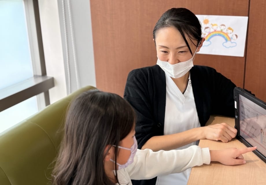 患者さんに説明している様子